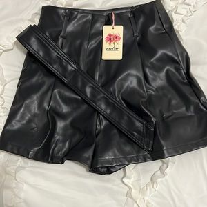 Super cute so leather shorts with belt